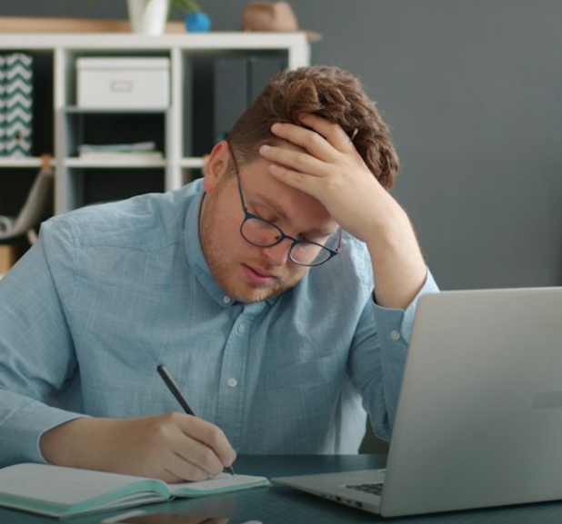 Empreendedor lidando com tarefas e anotações na mesa de trabalho